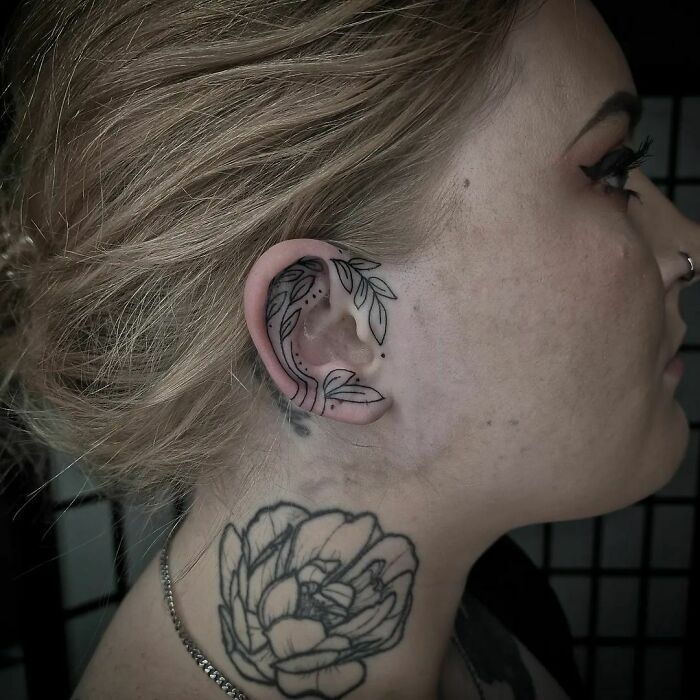 42 ideias de tatuagens de orelha que vão de sutil a selvagem 13
