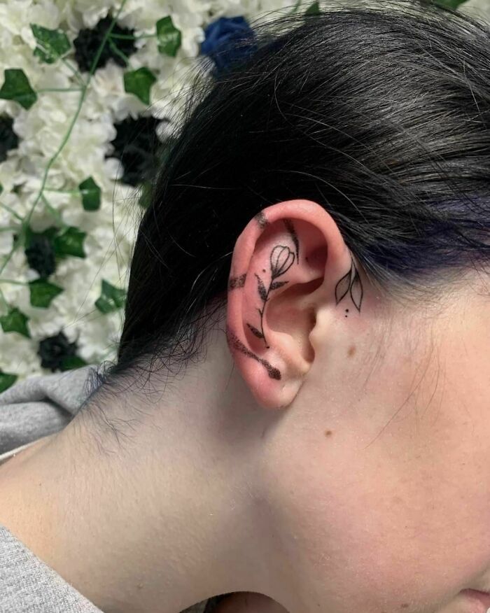 42 ideias de tatuagens de orelha que vão de sutil a selvagem 14