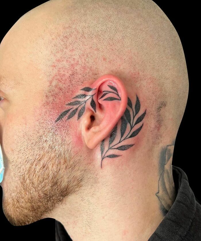 42 ideias de tatuagens de orelha que vão de sutil a selvagem 16