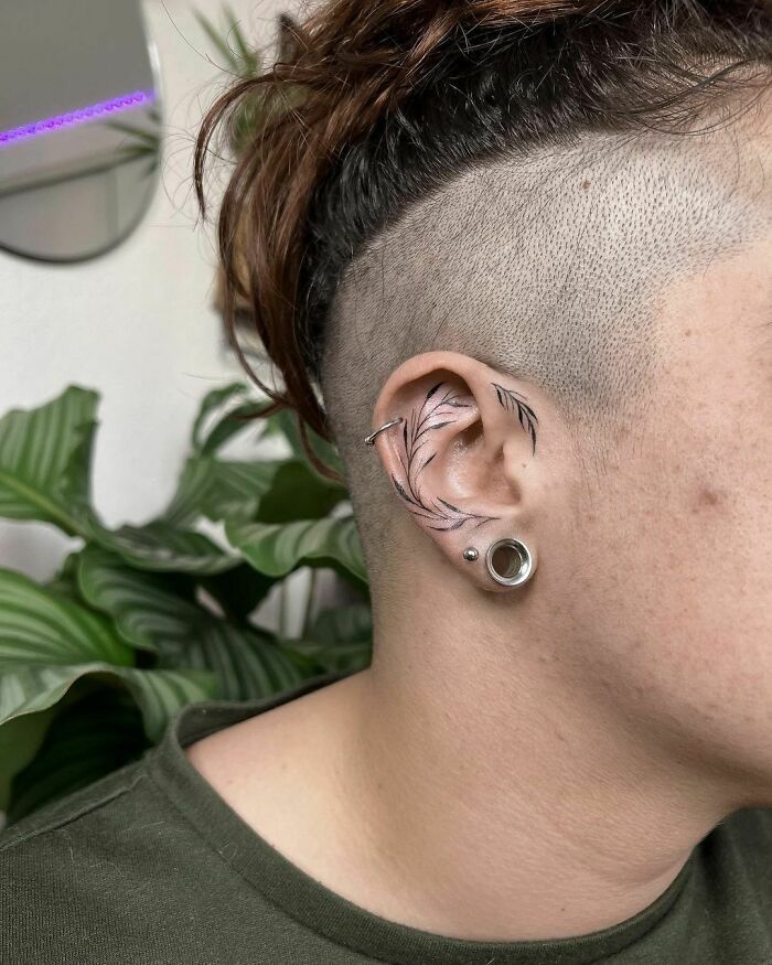 42 ideias de tatuagens de orelha que vão de sutil a selvagem 17