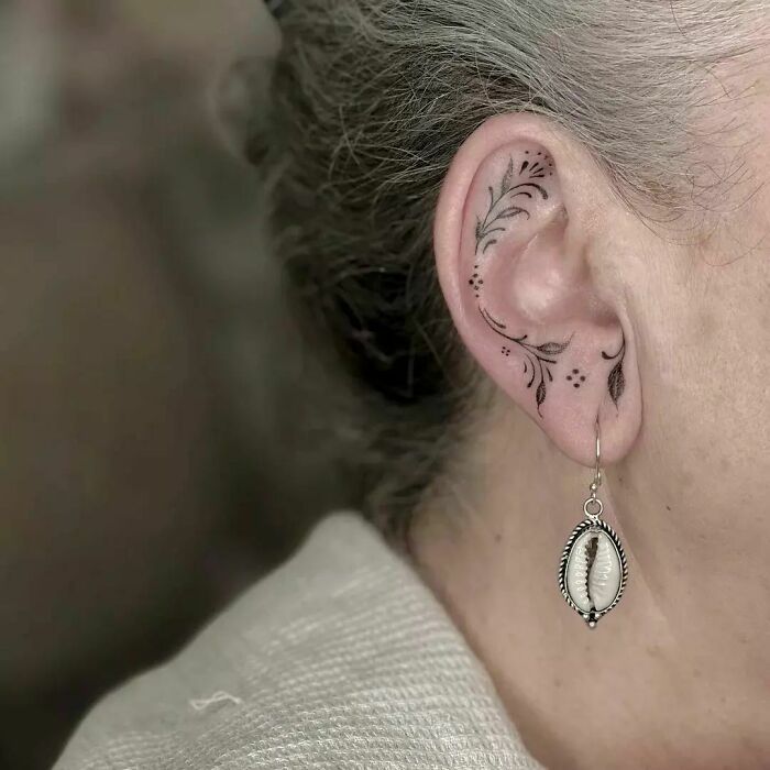 42 ideias de tatuagens de orelha que vão de sutil a selvagem 18
