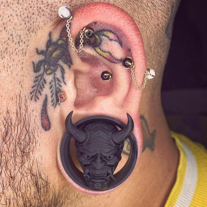 42 ideias de tatuagens de orelha que vão de sutil a selvagem 19