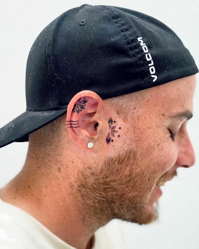42 ideias de tatuagens de orelha que vão de sutil a selvagem 21