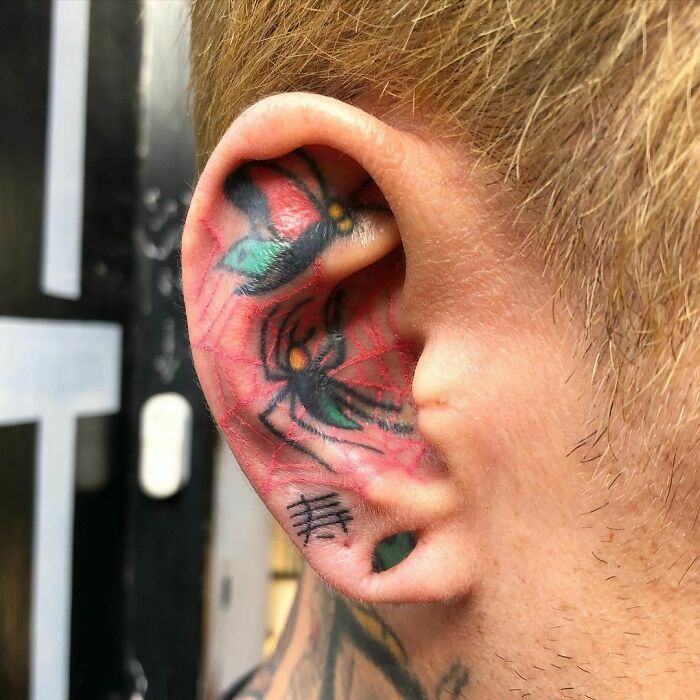 42 ideias de tatuagens de orelha que vão de sutil a selvagem 22