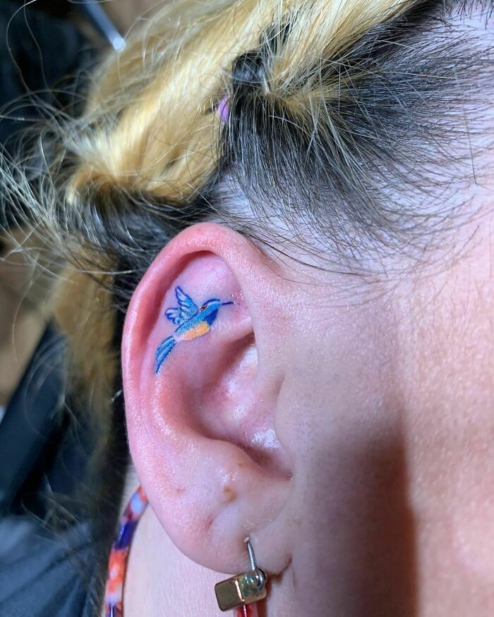 42 ideias de tatuagens de orelha que vão de sutil a selvagem 23