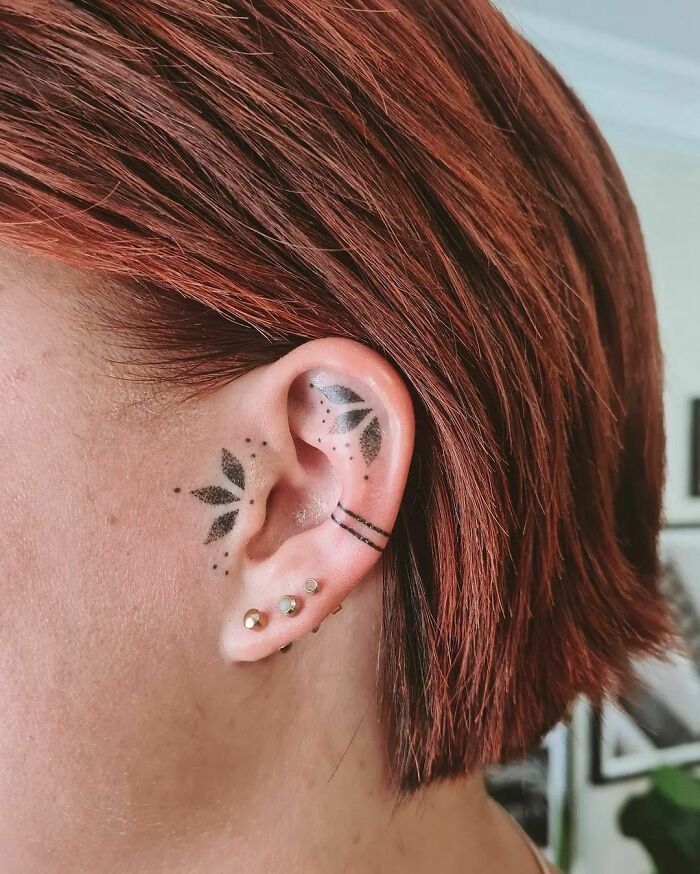 42 ideias de tatuagens de orelha que vão de sutil a selvagem 24