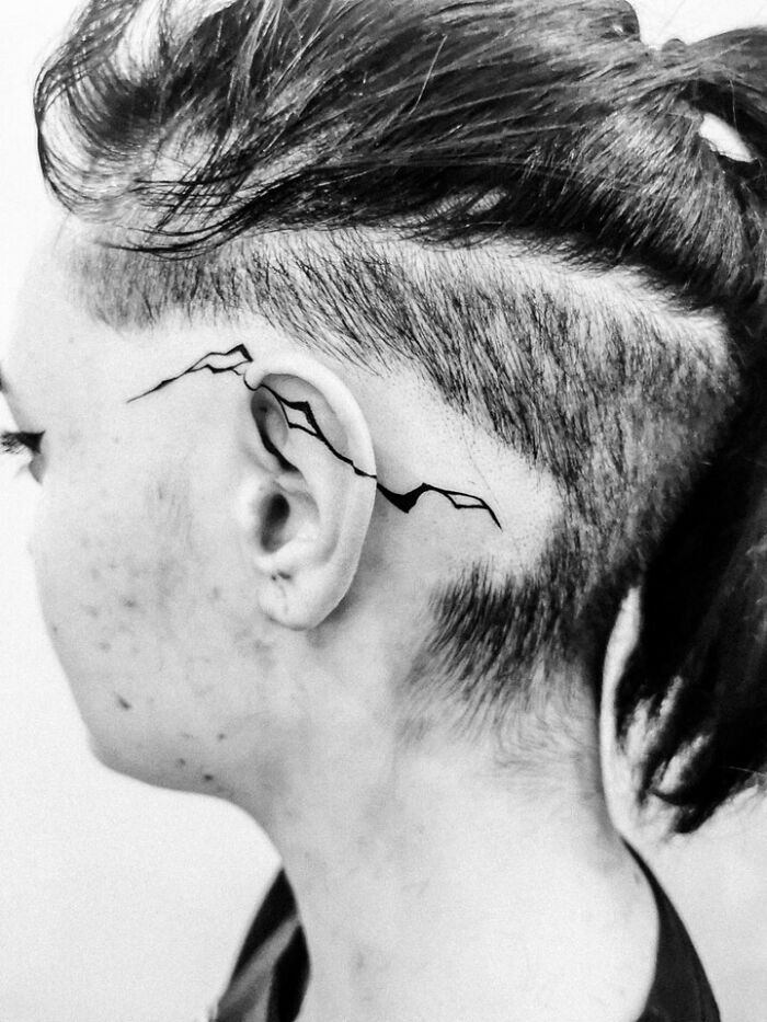 42 ideias de tatuagens de orelha que vão de sutil a selvagem 25
