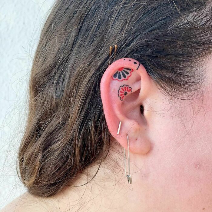 42 ideias de tatuagens de orelha que vão de sutil a selvagem 26
