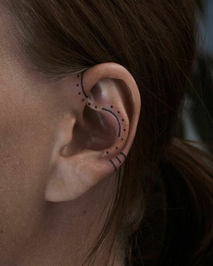 42 ideias de tatuagens de orelha que vão de sutil a selvagem 27
