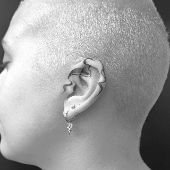 42 ideias de tatuagens de orelha que vão de sutil a selvagem 28