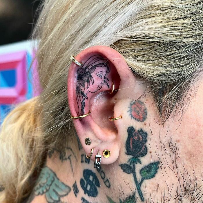 42 ideias de tatuagens de orelha que vão de sutil a selvagem 29