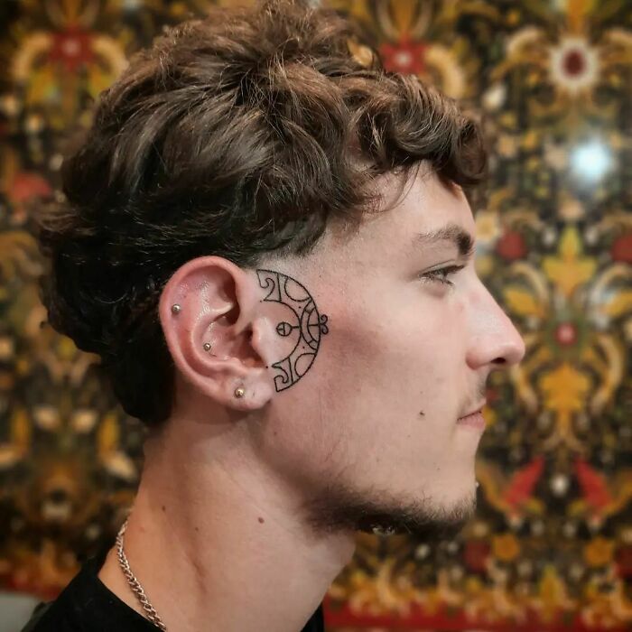 42 ideias de tatuagens de orelha que vão de sutil a selvagem 30