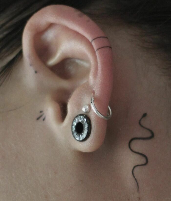42 ideias de tatuagens de orelha que vão de sutil a selvagem 31