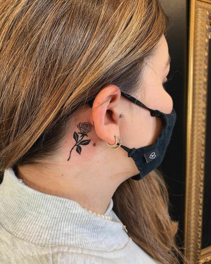 42 ideias de tatuagens de orelha que vão de sutil a selvagem 32