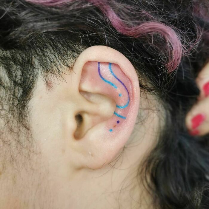 42 ideias de tatuagens de orelha que vão de sutil a selvagem 34