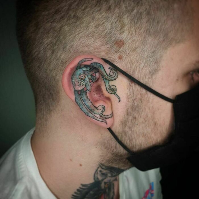 42 ideias de tatuagens de orelha que vão de sutil a selvagem 35