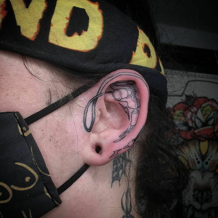 42 ideias de tatuagens de orelha que vão de sutil a selvagem 36