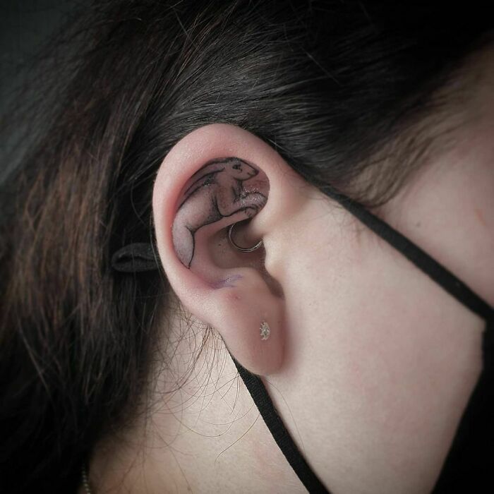 42 ideias de tatuagens de orelha que vão de sutil a selvagem 37