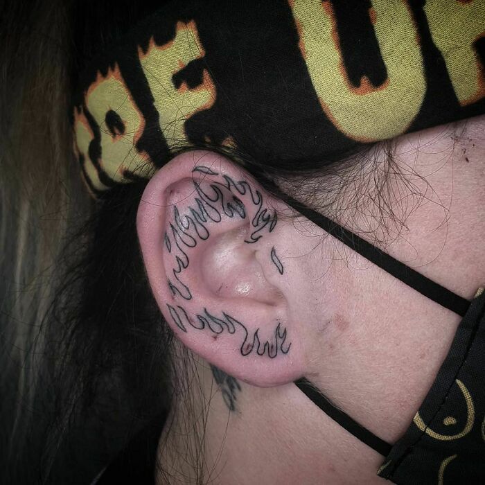 42 ideias de tatuagens de orelha que vão de sutil a selvagem 38