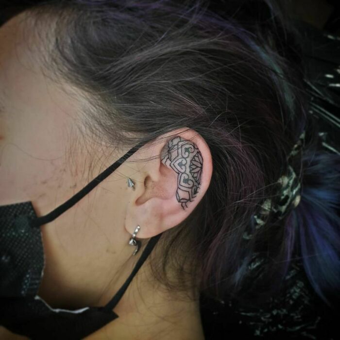 42 ideias de tatuagens de orelha que vão de sutil a selvagem 39