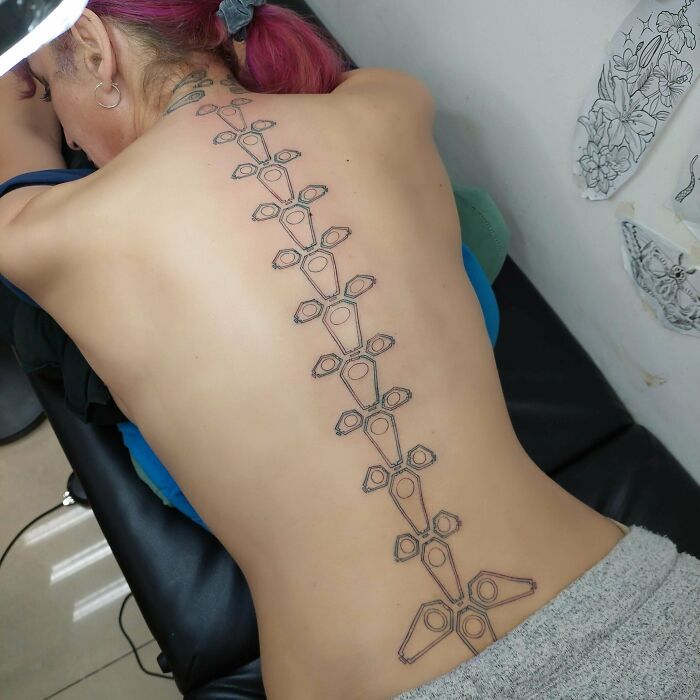 42 tatuagens deslumbrantes na coluna que fazem a dor valer a pena 1