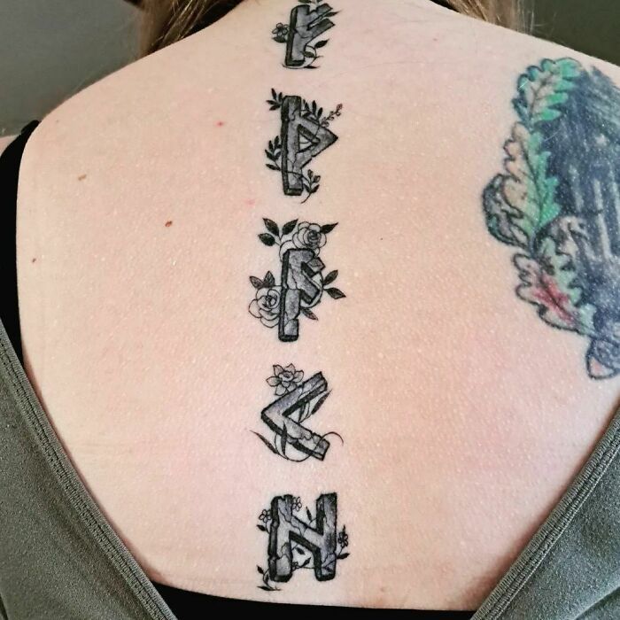 42 tatuagens deslumbrantes na coluna que fazem a dor valer a pena 32