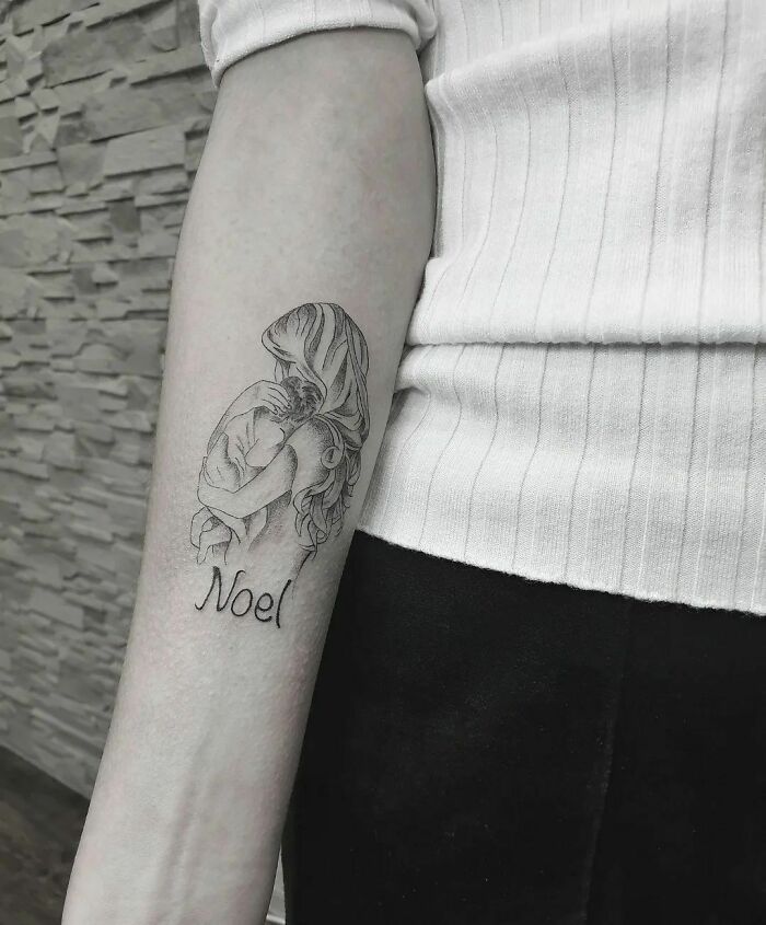 44 tatuagens para mães: Expressando o vínculo precioso com ideias criativas 20