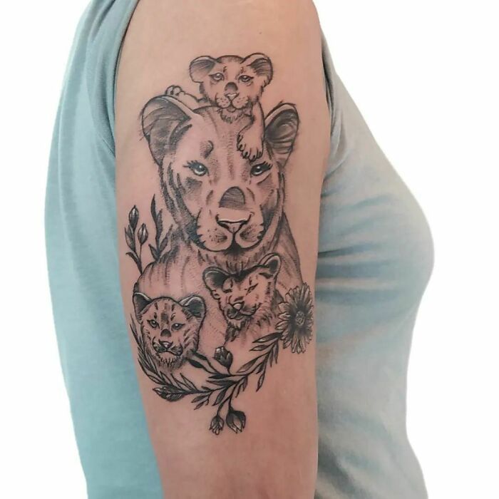 44 tatuagens para mães: Expressando o vínculo precioso com ideias criativas 27