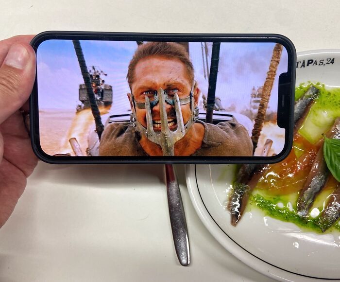 Transformando o cotidiano: Artista combina imagens no smartphone sem usar photoshop (16 fotos) 9