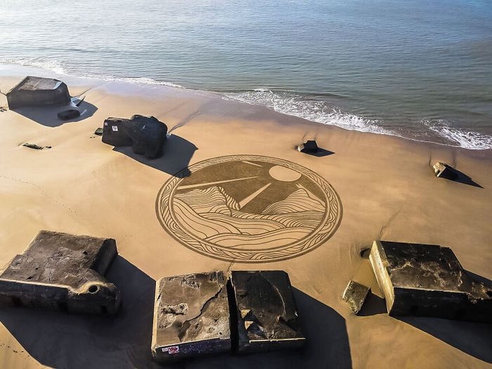 Artista produz grandiosas obras de arte na areia da praia (32 fotos) 1 Artista produz grandiosas obras de arte na areia da praia (32 fotos) 1