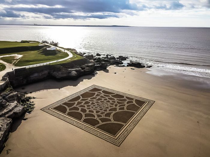 Artista produz grandiosas obras de arte na areia da praia (32 fotos) 4 Artista produz grandiosas obras de arte na areia da praia (32 fotos) 4