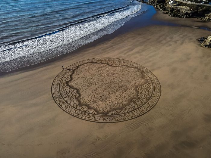 Artista produz grandiosas obras de arte na areia da praia (32 fotos) 6 Artista produz grandiosas obras de arte na areia da praia (32 fotos) 6