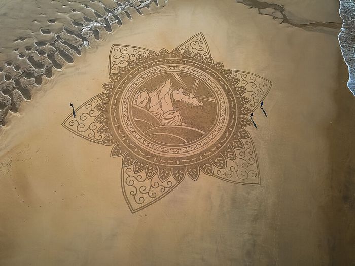 Artista produz grandiosas obras de arte na areia da praia (32 fotos) 7 Artista produz grandiosas obras de arte na areia da praia (32 fotos) 7