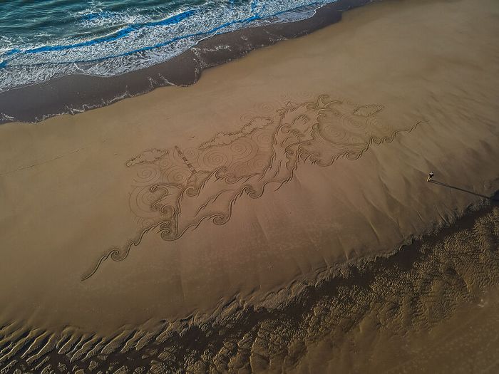 Artista produz grandiosas obras de arte na areia da praia (32 fotos) 11