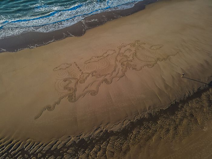 Artista produz grandiosas obras de arte na areia da praia (32 fotos) 11 Artista produz grandiosas obras de arte na areia da praia (32 fotos) 11