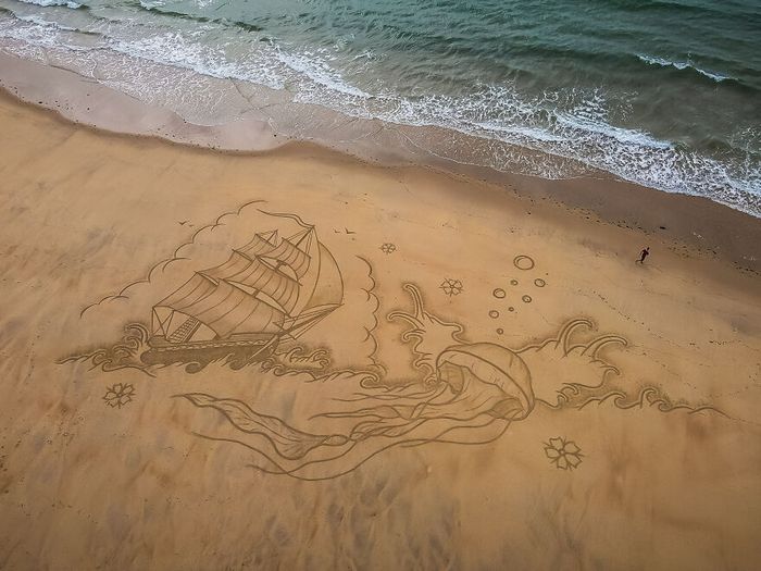 Artista produz grandiosas obras de arte na areia da praia (32 fotos) 12