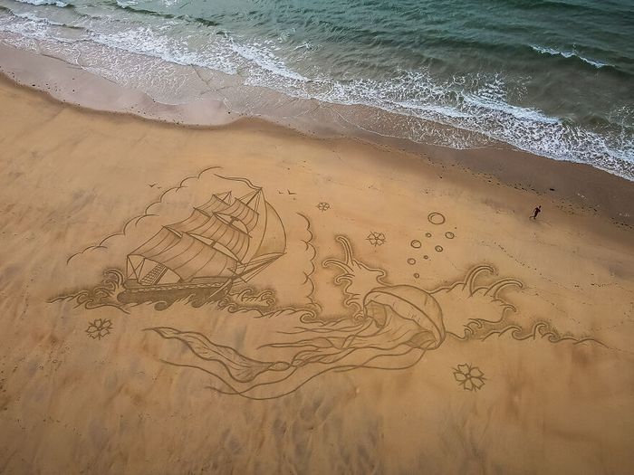 Artista produz grandiosas obras de arte na areia da praia (32 fotos) 12 Artista produz grandiosas obras de arte na areia da praia (32 fotos) 12