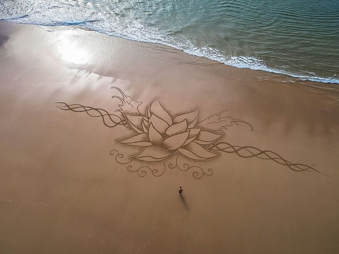 Artista produz grandiosas obras de arte na areia da praia (32 fotos) 16