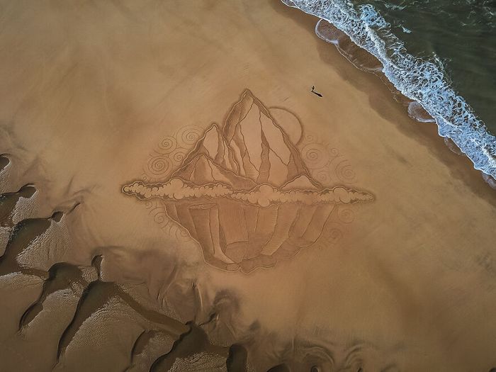 Artista produz grandiosas obras de arte na areia da praia (32 fotos) 17