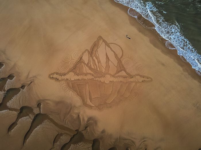 Artista produz grandiosas obras de arte na areia da praia (32 fotos) 17 Artista produz grandiosas obras de arte na areia da praia (32 fotos) 17
