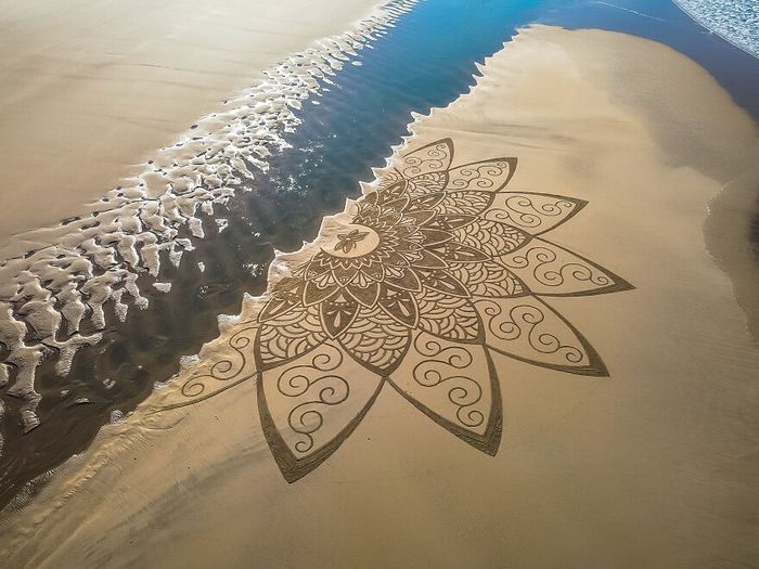 Artista produz grandiosas obras de arte na areia da praia (32 fotos) 18