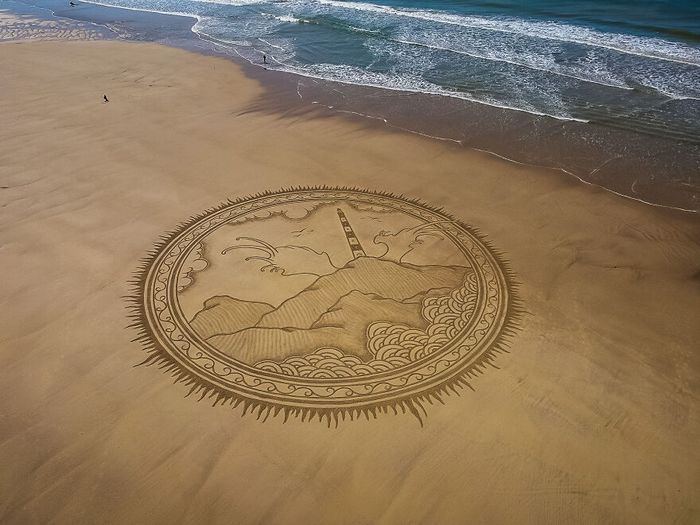 Artista produz grandiosas obras de arte na areia da praia (32 fotos) 19