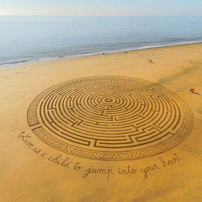 Artista produz grandiosas obras de arte na areia da praia (32 fotos) 21 Artista produz grandiosas obras de arte na areia da praia (32 fotos) 21