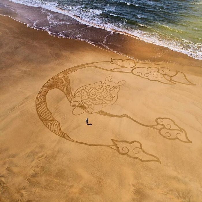 Artista produz grandiosas obras de arte na areia da praia (32 fotos) 22