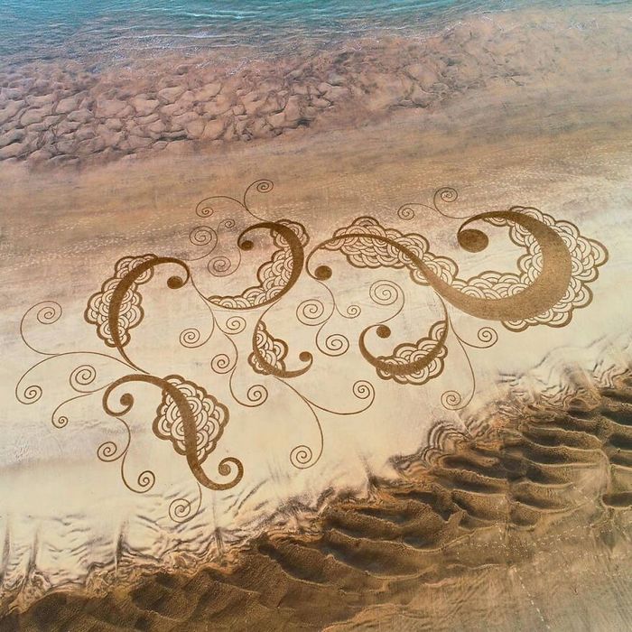 Artista produz grandiosas obras de arte na areia da praia (32 fotos) 25