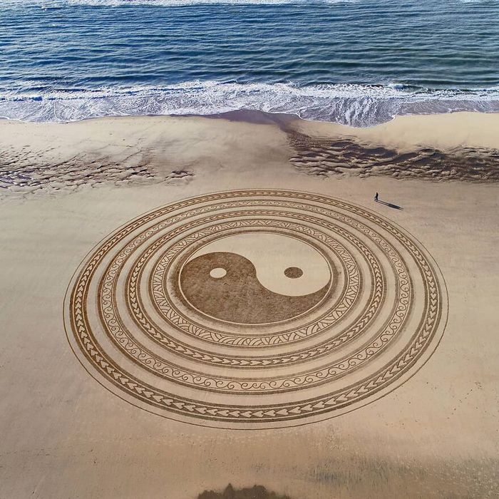 Artista produz grandiosas obras de arte na areia da praia (32 fotos) 27