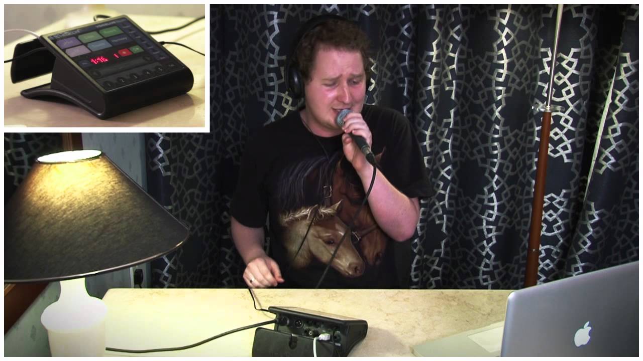 Matt Mulholland canta “Teenage Dream” com uma pedaleira de looping