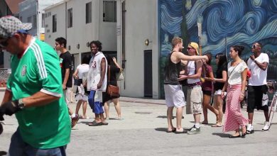 Abraçando pessoas desconhecidas 10