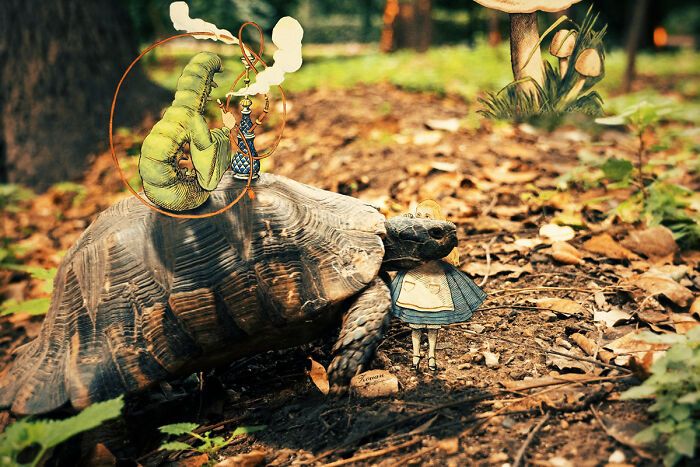 A jornada de Alice no País das Maravilhas de Atenas: 18 colagens criadas por um artista 5