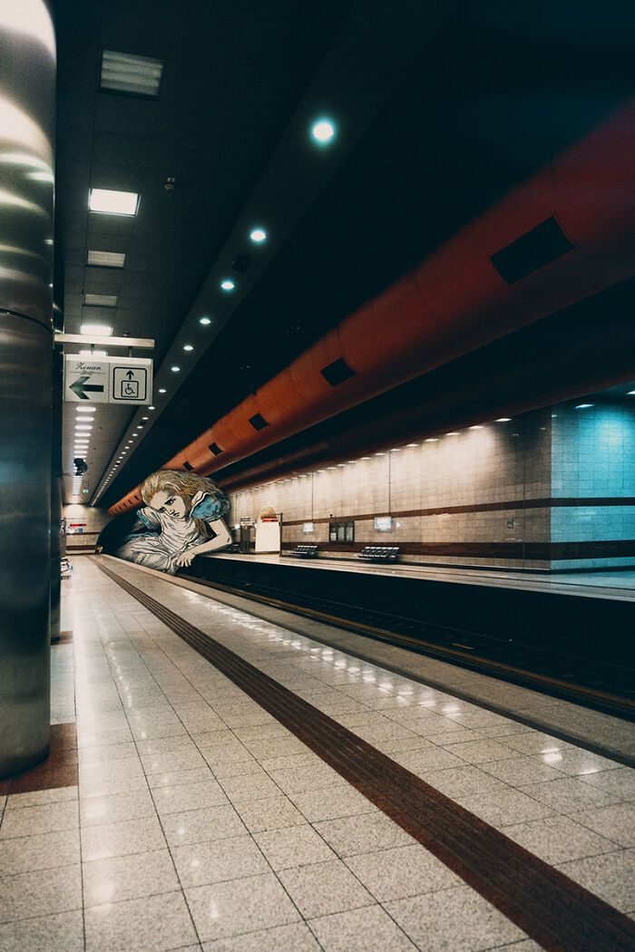 A jornada de Alice no País das Maravilhas de Atenas: 18 colagens criadas por um artista 7